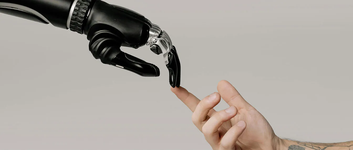 Uma mão robótica e uma mão humana se tocando, simbolizando IA e inteligência humana